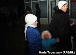 Женщина по имени Гульнар принесла горячие пирожки для протестующих. Актау, 20 декабря 2011 года.