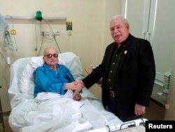 გენერალი ვოიცეხ იარუზელსკი ლეხ ვალენსას საავადმყოფოში სტუმრობს. 2011 წელი