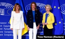 Зліва направо: перша леді України Олена Зеленська, голова Європейського парламенту Роберта Мецола та очільниця Єврокомісії Урсула фон дер Ляєн у будівлі Європарламенту. Страсбург, Франція, 14 вересня 2022 року