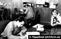 Київське бюро Радіо Свобода, 1992 рік. На задньому плані в навушниках керівник Української редакції Радіо Свобода Роман Купчинський, а на передньому плані – журналісти Максим М’якенький і Марина Остапенко