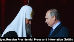 Президент России Владимир Путин (справа) и Патриарх Московский и всея Руси Кирилл, архивное фото 