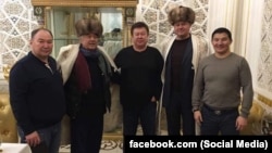 Дамирбек Асылбек уулу (крайний слева) и еще несколько кыргызстанцев с Салимбаем Абдувалиевым. Фото взято со страницы Балбака Тулебаева в Facebook'е.