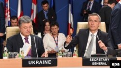 Президент України Петро Порошенко (ліворуч), генсекретар НАТО Єнс Столтенберґ та український політик, колишній політв'язень у Росії Надія Савченко (посередині). Засідання комісії НАТО-Україна, 9 липня 2016 року