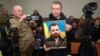 Портрет Артема Мірошниченка на засіданні суду в Бахмуті у справі про його вбивство, грудень 2019 рокуПід час засідання Донецького апеляційного суду в Бахмуті у справі вбивства громадського активіста Артема Мирошниченка, 11 грудня 2019 рок