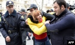 Bakı polisi devalvasiyaya qarşı aksiyanı dağıdır. Fevral, 2015