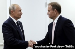 Владивосток 5 вересня 2019 року. Президент Росії Володимир Путін (ліворуч) і його кум з України, голова політичної ради проросійської партії «Опозиційна платформа – За життя» Віктор Медведчук