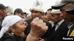 Сторонница экс-президента Кыргызстана Курманбека Бакиева спорит с представителями Временного правительства. Джалалабад, 14 апреля 2010 года.