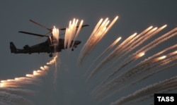 Российский военный вертолет Ка-52 проводит показательные авиаудары на конкурсе летного мастерства «Авиадартс-2016» в аннексированном Крыму. Архивное фото