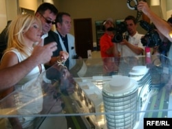 Knežević predstavlja projekat Atlas capital u društvu glumice Pamele Anderson u Podgorici , jul 2009.