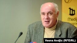 Mislim da se radi o osobi koja je naprosto inkompetentna, dakle nesposobna za suvisao javni nastup: Žarko Puhovski