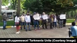 Türkmenler 2020-nji ýylyň 15-nji maýynda Türkmenistanyň Stambuldaky konsulhanasynyň daşynda türkmen hökümetine garşy protest geçirýärler.