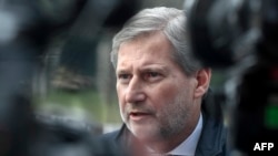 "Do otvaranja novih poglavlja će doći jedino ako dođe do opipljivog napretka u vladavini prava i odnosa sa Kosovom”, istakao je Hahn