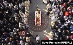 Учасники похорону митрополита Амфілохія, глави Сербської православної церкви в Чорногорії. Амфілохій помер у 82 роки від COVID-19. 1 листопада, Подгориця (Саво Прелевіч, RFE/RL)