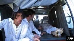په پاړه چنار کې د چاودنې یو مړی په امبولېنس کې وړل کېږي