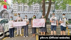 Aktivisti Inicijative mladih za ljudska prava ispred ambasade Belorusije u Beogradu