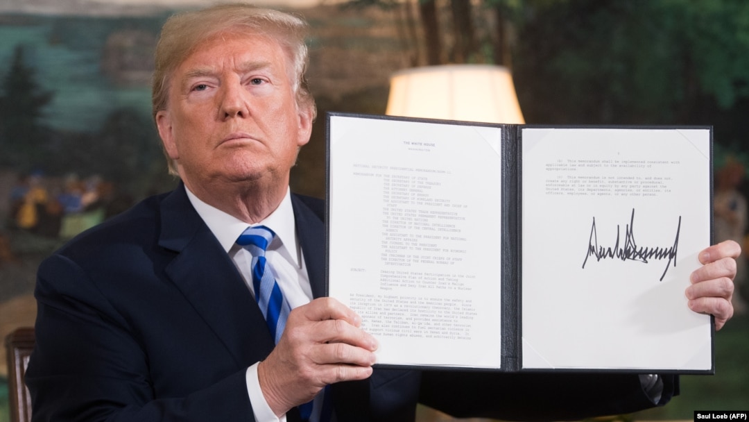 Bivši američki predsjednik Donald Trump prilikom potpisivanja odluke o vraćanju sankcija Iranu
