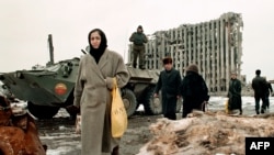 Оьрсийн гIагIдиллинчу машенна уллехула дIабоьлху Нохчийчуьра бахархой Соьлжа-ГIаларчу президентан гIишлонна йистехь. Нохчийчоь, 1996-чу шеран чиллан-бутт