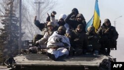 Українські військові на бронетранспортері виїжджають з міста Дебальцевого Донецької області, 8 лютого 2015 року