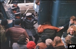 სპეცრაზმელი ხელკეტით სცემს სტუდენტს 1988 წლის 13 დეკემბერს ვარშავაში საგანგებო მდგომარეობის მე-7 წლისთავის აღსანიშნავი აქციის დროს.