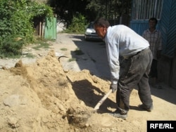Узбекские мигранты в частном строительстве в Алматы. 2008 год.