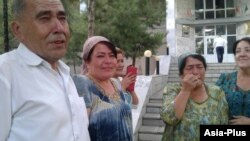 Родные Хайрулло Мирсаидова у здания Согдийского областного суда