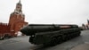 Руската пускова установка за междуконтинентални балистични ракети "Топол М" по време на военния парад по случай Деня на победата на Червения площад в Москва, 9 май 2017 г.