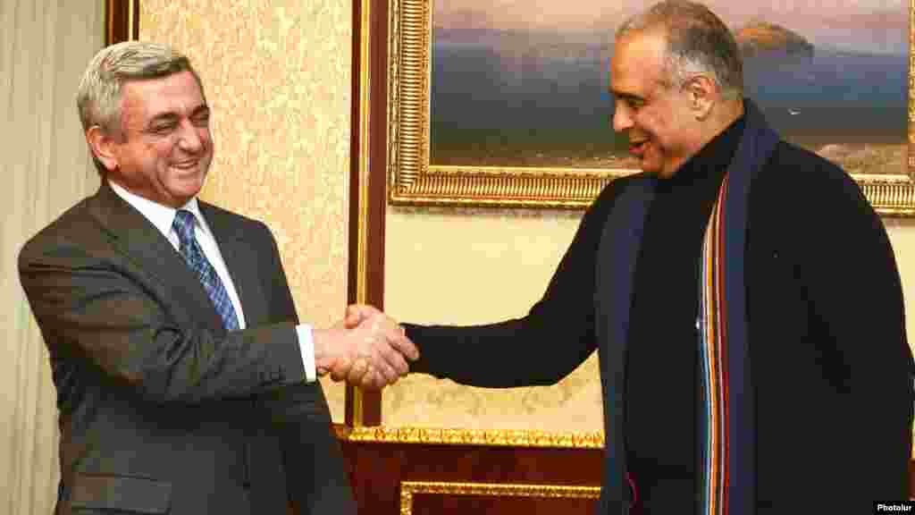 Serzh Sarkisian (solda) Raffi Hovannisian-la görüş zamanı. 21 fevral 2013