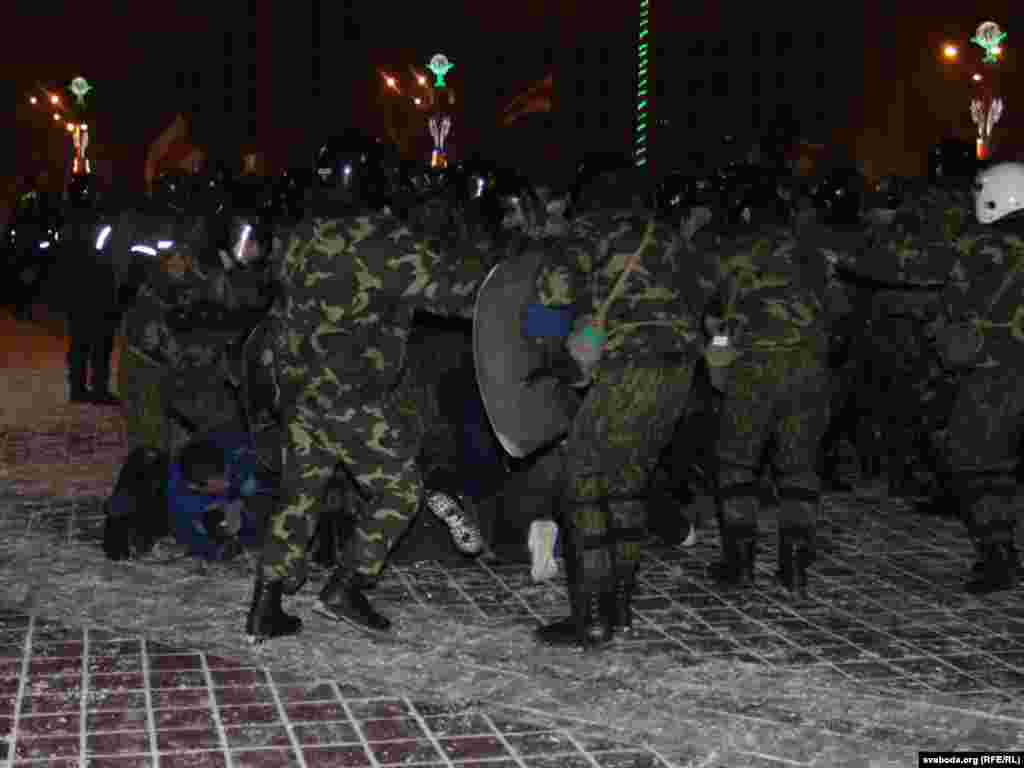У Мінську в день виборів президента Білорусі відбулися сутички опозиції і правоохоронців