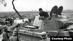 Німецькі і радянські війська на так званому «кордоні миру» – демаркаційній лінії на теренах тодішньої Польші, відповідно до пакту Молотова-Ріббентропа. Вересень 1939 р.