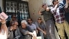 اصغر فرهادی، کارگردان، به همراه دیگر سینماگران معترض در تجمعی برای حمایت از عدم تعطیلی خانه سینما.
