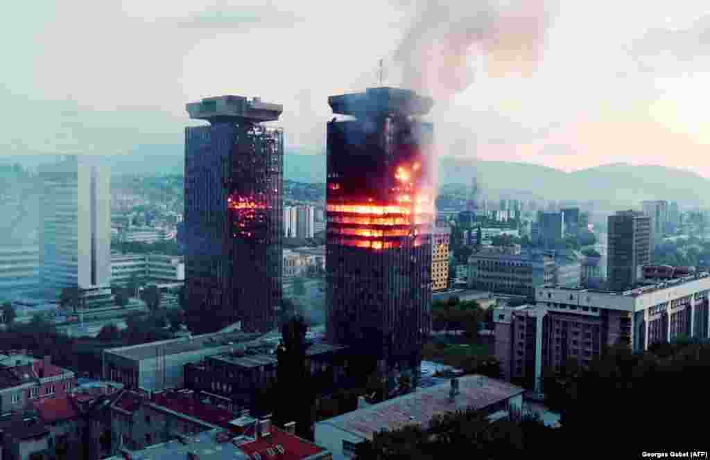 Poslovni tornjevi firme UNIS gore nakon što su pogođeni granatama sa srpskih položaja, 8. juni 1992.