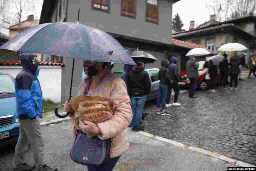 U nekim se dijelovima Bosne i Hercegovine ova peciva nazivaju i ramazanije, a čest sinonim za somun je lepinja. &nbsp;