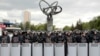 Полиция блокирует территорию во время протестов против президентских выборов в Нур-Султане. 10 июня 2019 года