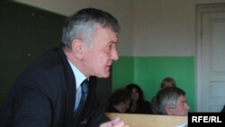 Юрист по образованию, Мераб Чигоев считает необходимым в качестве президента основательно поработать над устранением «дыр» в законодательстве Южной Осетии