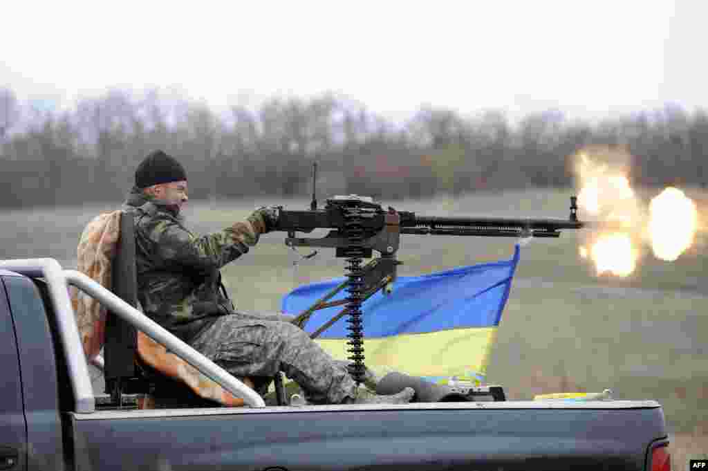 Український боєць під час сутички з проросійськими бойовиками біля села Бугас Волноваського району Донецької області, 24 жовтня 2014 року