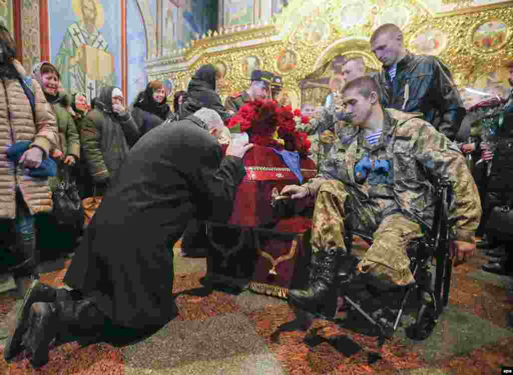 У Михайлівському соборі родичі та друзі прощались з кіборгом Ігорем Брановицьким. Київ, 3 квітня 2015 року