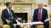 АҚШ президенті Дональд Трамп (оң жақта) пен НАТО бас хатшысы Марк Рютте Ақ үйде отыр. Вашингтон, 14 шілде, 2025 жыл.