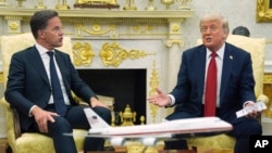 АҚШ президенті Дональд Трамп (оң жақта) пен НАТО бас хатшысы Марк Рютте Ақ үйде отыр. Вашингтон, 14 шілде, 2025 жыл.