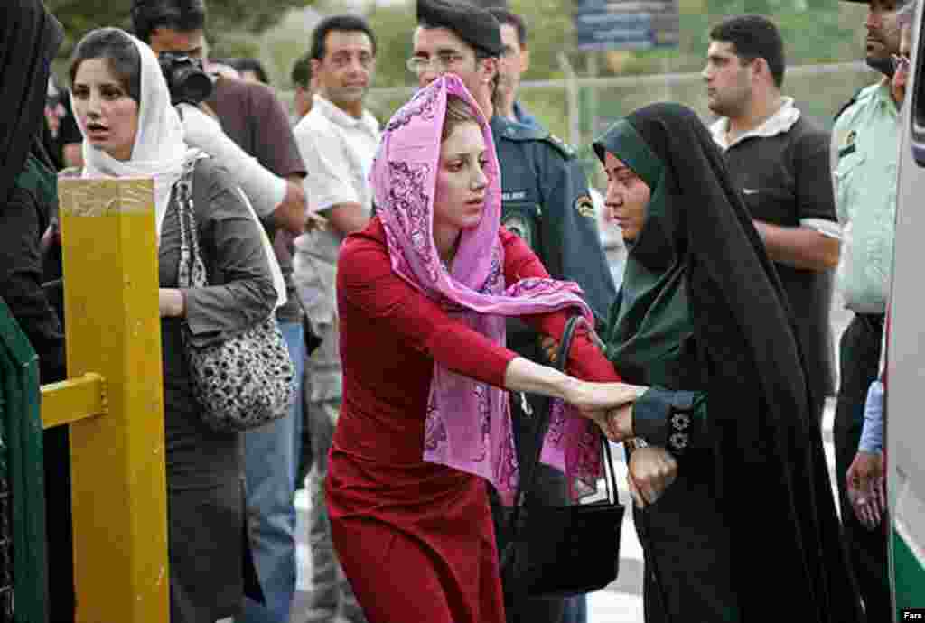 Əxlaq polisindən xəbərdarlıq alan Tehran sakini, 4 aprel 2007