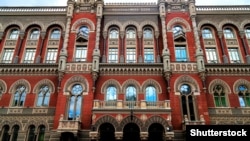 Національний банк України проводить щоденні валютні інтервенції на міжбанківському валютному ринку, намагаючись узяти під контроль зростання курсу американської валюти