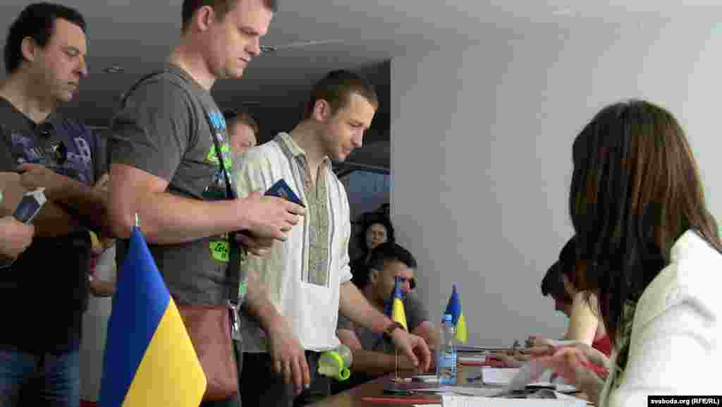 Галасаваньне ў Менску, у будынку амбасады Ўкраіны. 