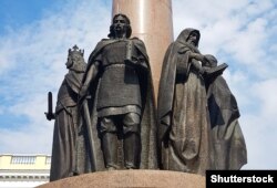 А ось у Білорусі українських князів і досі зображають з вусами. На фото посередині – статуя волинського князя Володимира Васильковича (1249–1288), який відновив після татарської навали місто Берестя (сучасний Брест). Пам’ятник «Тисячоліття Берестя» у центрі міста символізує тяглість історичної традиції на Берестейщині