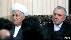 عبدالله جاسبی (راست) رییس دانشگاه آزاد و اکبر هاشمی رفسنجانی، رییس هیئت امنای این دانشگاه در یکسال گذشته به دلیل وقف دانشگاه آزاد مورد انتقاد شدید هواداران محمود احمدی نژاد قرار گرفته بودند.