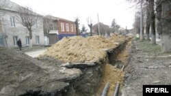 Народ, к которому принадлежу и я, конечно, рад отнестись с пониманием к тому, что город - в грязи и пыли