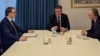 Glavni pregovarač Kosova Besnik Bislimi i Srbije Petar Petković tokom pregovora u Briselu 17. decembra 2024. Strane su postigle dogovor o zvaničnim posetama 2014. godine.