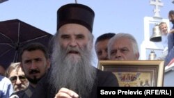 Mitropolit Amfilohije ispred crkve na Rumiji