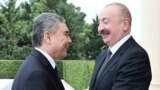 Azerbaýjanyň prezidenti Ylham Alyýew (sagda) we Halk maslahatynyň başlygy Gurbanguly Berdimuhamedow 