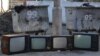 Zir-zibil gutularynyň ýanyndaky telewizorlar. Aşgabat.