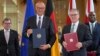 Prim-ministrul britanic Keir Starmer și cancelarul german Friedrich Merz la ceremonia de semnare a unui tratat de cooperare bilaterală - Londra, 17 iulie 2025 