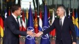 1-nji oktýabrda Mark Rutte (çepde) NATO-nyň Brýusseldäki baş edarasynda ýaranlygyň baş sekretary wezipesinden gidip barýan Ýens Stoltenberg bilen duşuşdy.